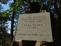 Pamětní cedule: Na paměť zakladateli turistických zařízení na Babím lomě, Carl Ripka zemř. 1874, obnoveno Lesy města Brna 2013.