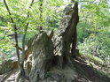 Malý a velký kamenný zub poblíž Čertova sedla.