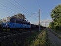 Železniční trať s nákladním vlakem jedoucím ve směru Ostrava – Studénka. Chráněné území Bažantula se nachází jižním směrem.