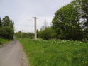 Vedení nízkého napětí podél silnice u chráněného území Bedřichovka.