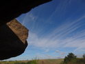 Kámen a oblaka nad svažitým polem, je to prostě všední krása, která stojí za naši pozornost.