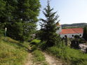 Cesta mezi chráněným územím a hřbitovem s kostelem sv. Filipa a Jakuba v Bohuslavicích.