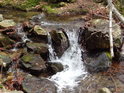 Překážky z kamene umožňují vodě Zaječího potoka neustálé okysličování.