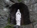 Soška Panny Marie ve výklenku poutního kostela na vrcholu Boží hory.