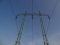 Dvojice stožárů VVN 400 kV v jižní části Bosonožského hájku