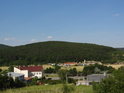 Pohled na Březinu od západu z chráněného území  Šiberná přes obec Česká.