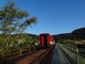 Spěšný vlak na železničním mostě přes Jizeru u Rakous jede na trase Liberec – Pardubice.