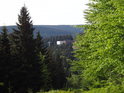 Pohled od Bukačky na střechy polského lyžařského střediska Zieleniec.