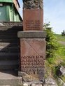 Pamětní nápis na sloupu s bustou TGM vzpomíná na investora s stavitele Masarykovy chaty.