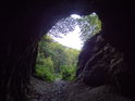 Pohled ven z jeskyně Býčí skála.