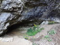 Skalní převis u jeskyně Býčí skála.