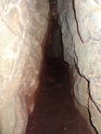 Průchozí skalní puklina u jeskyně Býčí skála.