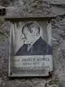 Pamětní deska: MUDr. Jindřich Wankel 1821 – 1897 otec moravské archeologie, objevitel tajů Býčí skály.