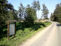 Silnice Mezi Horkou nad Moravou a Sedliskem přetíná jižní část chráněného území.