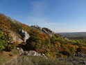 Podzimní barvy Pálavy okořeněné bělmem vápencových skal.