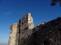 Stěna zříceniny hradu Děvičky se zdá býti uměle dostavěnou v době, kdy už goticky nemyslel asi žádný zedník.