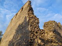 Zbytek hradeb kdysi tak mohutného rožmberského hradu Dívčí kámen.