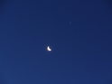 Před ranním rozbřeskem můžeme nad Dívčím kamenem spatřit Měsíc a hvězdu Aldebaran ze souhvězdí Býka.