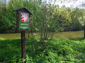 Úřední cedule na pravém břehu rybníka Prostřední Svrčov.