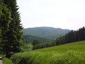 Pohled z Předního Alojzova, Štolný hřbet vyniká, přírodní rezervace Františkov je kdesi vlevo v hlubokém lese.