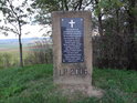 L.P. 2006 obnovený pomník na památku Pavla Vašiny z Vícemilic, zabitému v těchto místech v říjnu L.P. 1606. Pan Bůh ráčiv být milostiv všem jeho nepřátelům a duši dát lehké odpočinutí.
