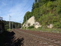 Jižní hranici chráněného území tvoří železniční trať mezi stanicemi Ústí nad Orlicí a Choceň.