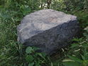 Velký lomový kámen na břehu Roučkova jezera.