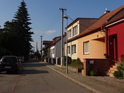 Ulice Ledárenská v Holáskách je souběžná s Holáseckými jezery.