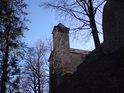 Hrad Litice, věž vypadá po opravách velice zachovale.