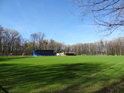 Fotbalové hřiště ve Slavkově u Opavy v sousedství chráněného území Hvozdnice.