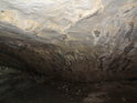 Stěna Jeskyně Pekárna v blesku.