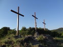 Tři kříže, tak ty nejlépe charakterizují vrch zvaný Kalvárie na pravém břehu řeky Labe.