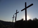 Slunce klesá za srpnového včera za pravý kříž na Kalvárii, na takové okamžiky se nedá zapomenout.