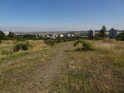 Pěšina přes Kamenný vrch s výhledem na Brno.