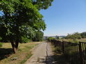 Ocelový plot u asfaltové cesty na Kamenném vrchu.