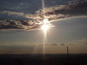 Slunce pod mrakem a komín v Maloměřicích, Kavky poskytují hezké výhledy na Brno-město.