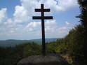Dvojramenný dřevěný kříž je symbolem kazatelny.