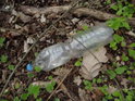 Tak jako všude jinde, i v chráněných územích zůstává pohozený odpad, tu zrovna PET lahev.
