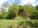 Pohled na odkrytou skálu s jeskyňkou od silnice Ježov – Osvětimany.