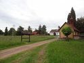 Zvonička s márnicí u hřbitova v České Čermné, ležící v sousedství chráněného území.