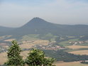 Milešovka pohledem z kopce Lovoš, pod ní lze rozeznat obce Velemín a Bílý Újezd.