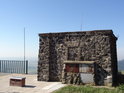 Kamenná stavba s elektrickým zařízením na vrcholu kopce Lovoš.