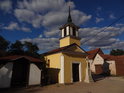 Kaple svaté Anny z r. 1851 v Šerkovicích za nižšího slunečního svitu.