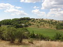 Velký Medlánecký kopec pozorovaný z Malého Medláneckého kopce.
