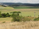 Severozápadní výhled z vrcholu Malého Medláneckého kopce na letiště Brno Mediánky.