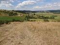 Pohled z Malého Medláneckého kopce n asedlo a severní část Velkého Medláneckého kopce.
