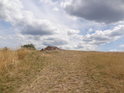 Pohled odspoda na skalku na vrcholu Malého Medláneckého kopce.