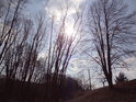 Slunce mezi mraky nad chráněným územím Na Hadovně.