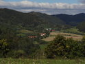 Obec Bořínov pohledem shora z okraje chráněného území Nad Horou.