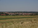 Pohled z dálky na Mutěnice, nejbližší obec k chráněnému území.